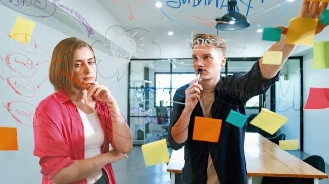 Young professionals die samen aan een mind map werken met post-its
