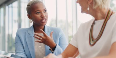 HR-collega's die samen in een overleg zitten en een iPad gebruiken