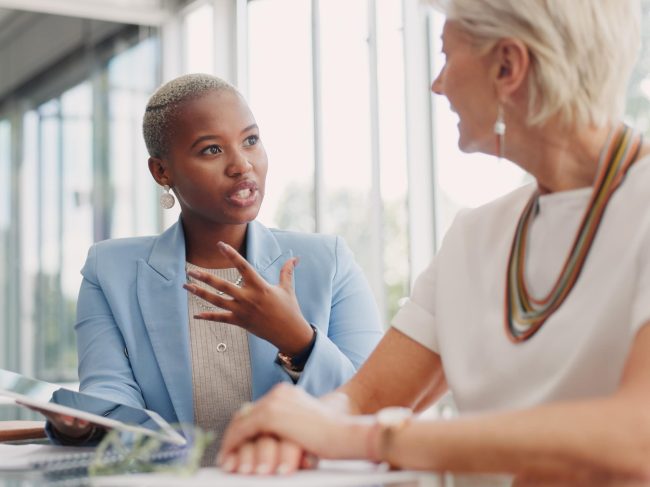 HR-collega's die samen in een overleg zitten en een iPad gebruiken