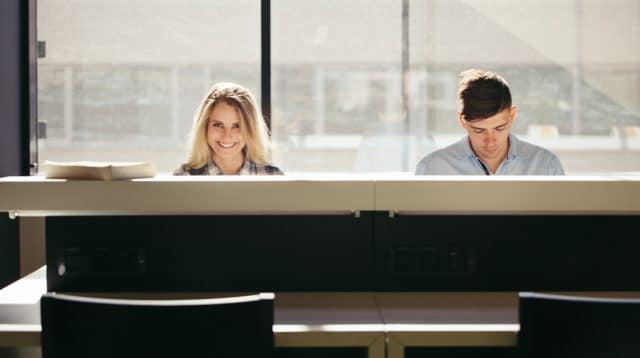 twee personen aan een balie van een stad of gemeente, gebruik van personeelsplanning software planpoitn